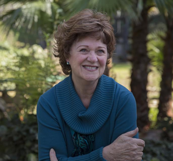 Linda Whiteside smiling in a park.