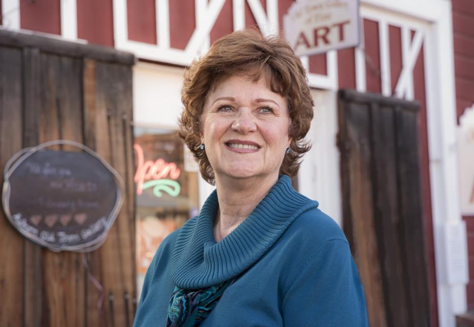 Linda Whiteside standing in front of Auburn Art Gallery