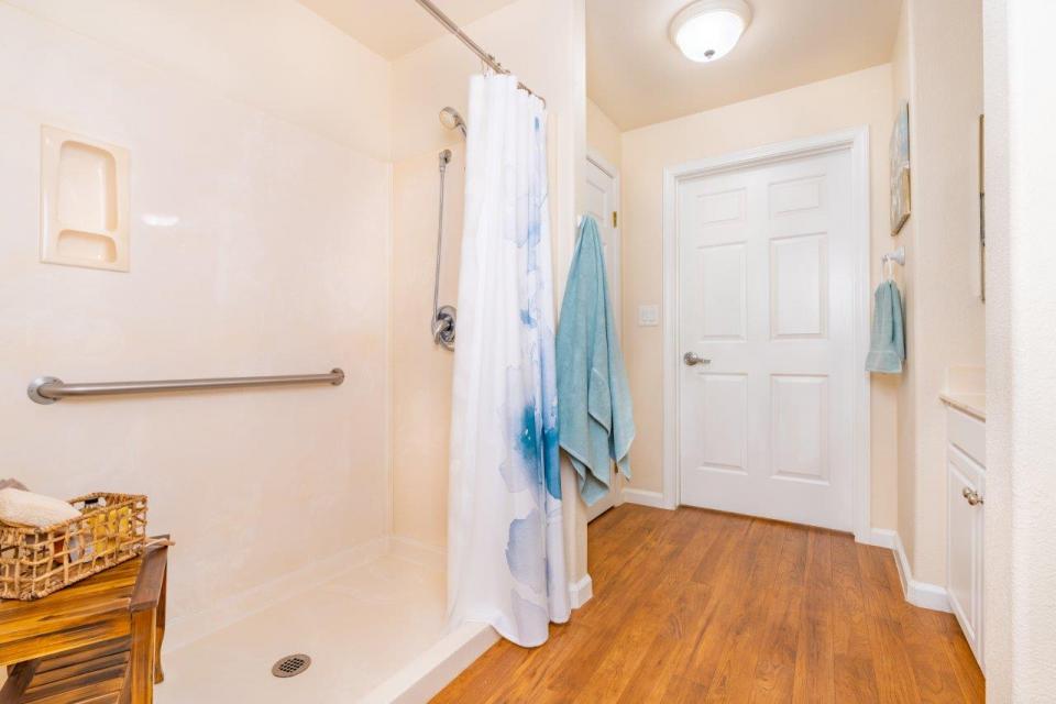 Eskaton Lodge Granite Bay apartment shower