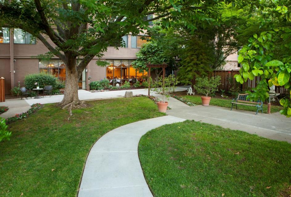 Eskaton Monroe Lodge Independent Senior Living Sacramento