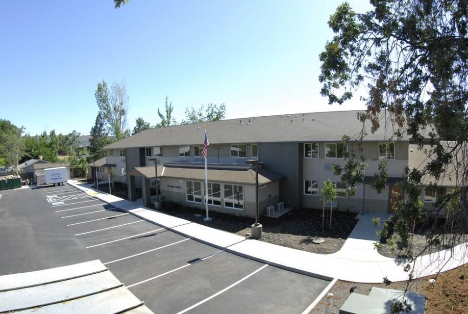 Exterior building of Eskaton Clearlake Oaks Manor 