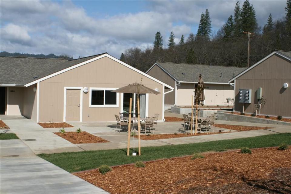 Exterior of Eskaton Hayfork Manor's apartments.