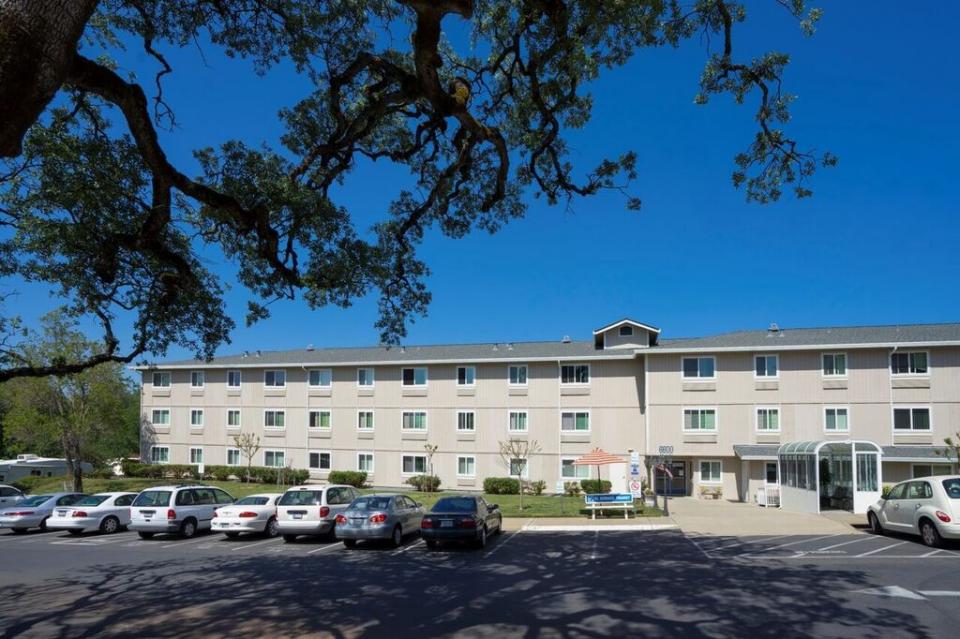 Exterior front entrance of Eskaton Lincoln Manor