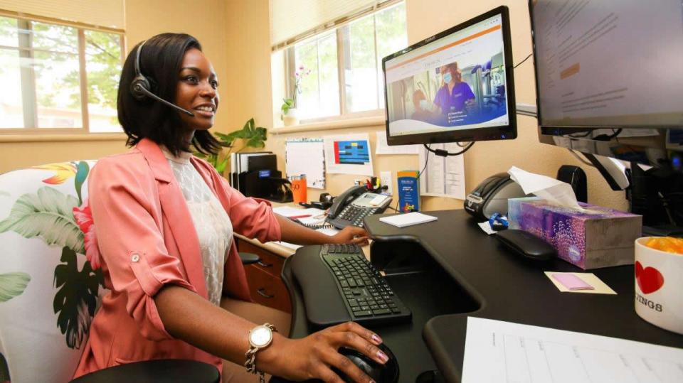 Telephone Reassurance call center operator speaking to a client 