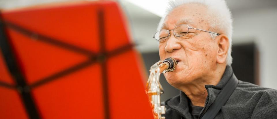 Man play the saxophone.