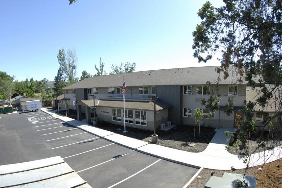 Exterior building of Eskaton Clearlake Oaks Manor 